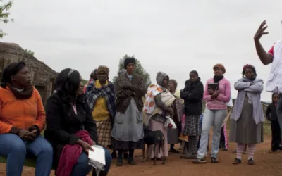 Unser Mitarbeiter Muzi Nzima berät und unterstützt PatientInnen.