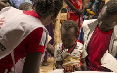 Unsere Teams behandeln PatientInnen in der aus Zelten aufgebauten Klinik im Übergangslager Dzaipi im Norden Ugandas.