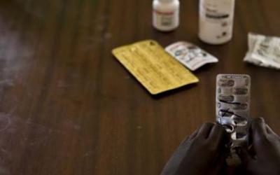 Ein HIV/Aids-Patient von Ärzte ohne Grenzen hält seine antiretroviralen Medikamente