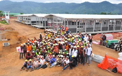 Christian Bader auf Einsatz als Elektroningenieur in Sierra Leone