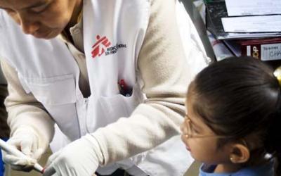 Bolivien, April 2009: Ein Mädchen wird in einem Gesundheitszentrum von Ärzte ohne Grenzen in der Nähe von Cochabamba auf Chagas untersucht