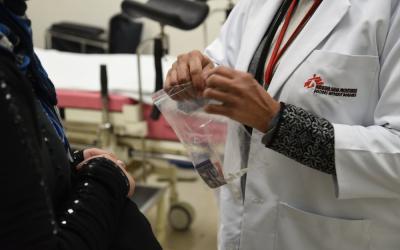 Dr Yasoda Kurra, MSF doctor, examining a patient at the Umeed Ki Kiran Clinic, Jahangirpuri, Delhi