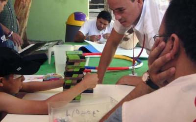 (Archivbild) Tegucigalpa, Honduras, April 2007: Ein Psychologe bei einer Sitzung mit einem 12 jährigen Buben im Tageszentrum für Straßenkinder von Ärzte ohne Grenzen