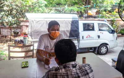 Ein Patient mit HIV und Hepatitis C wird in der Klinik von Ärzte ohne Grenzen in Yangon betreut. 