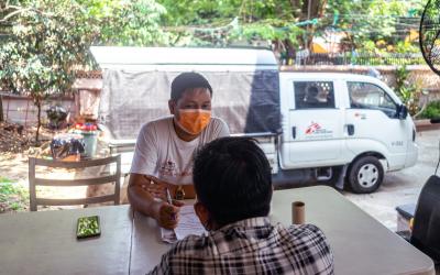 Ein Patient mit HIV und Hepatitis C wird in der Klinik von Ärzte ohne Grenzen in Yangon betreut. 