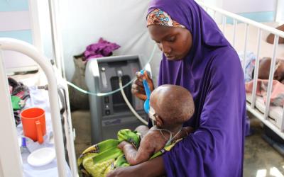 Ein schwer an Masern erkranktes Kind wird im von Ärzte ohne Grenzen unterstützten Spital in Anka im Bundesstaat Zamfara in Nigeria medizinisch versorgt. 