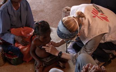 Madagaskar, 6.7.2021: Die vierjährige Founy wird von Ärzte ohne Grenzen gegen Mangelernährung und Malaria behandelt (c) Solen Mourlon/MSF  