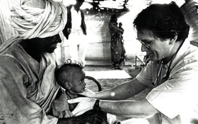 Der Arzt Rony Brauman behandelt ein mangelernährtes Kind in Äthiopien (1984). 