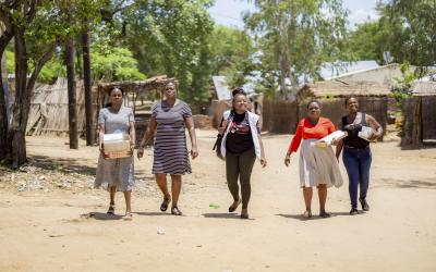 Fünf Mitarbeiter:innen in Malawi