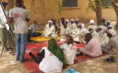 Gemeindemitglieder im Austausch mit MSF