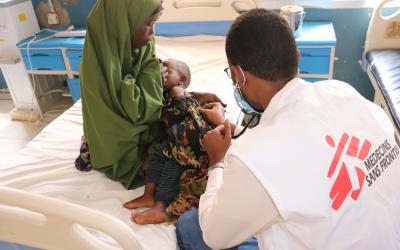 Baidoa, Somalia, 11.05.2022: Ahmed Ilyas arbeitet als Arzt für Ärzte ohne Grenzen im von der Organisation unterstützten Krankenhaus in Baidoa. 