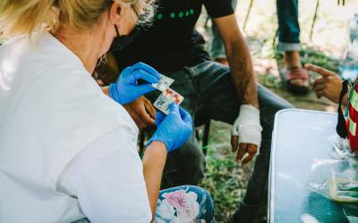 Horgos, Serbien, 13.07.2022: Eine Krankenschwester in einer mobilen Klinik