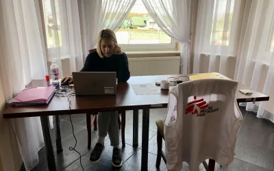 Ursula Pregernig am Schreibtisch