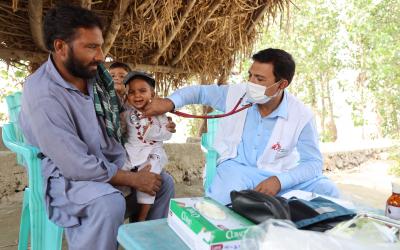 Dr. Iftikhar Ahmed untersucht ein Kind mit Durchfallerkrankung. Er ist Teil des Teams der mobilen Klinik in Khyber Pakhtunkhwa. Ärzte ohne Grenzen beobachtet einen Anstieg von Patient:innen mit Durchfall aber auch Malaria, Dengue, Atemwegs- Haut- und Augeninfektionen.