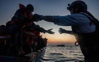 Mittelmeer, 11.05.2023: Das Team der Geo Barents rettet 67 Menschen aus Seenot.