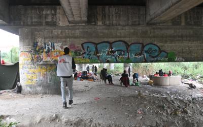 Ventimiglia, Italien, 17.05.2023: Ein Mitarbeiter von Ärzte ohne Grenzen in einem informellen Camp an der Grenze zwischen Italien und Frankreich. 