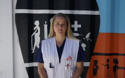 Julia Falkner, Hebamme, in Lesbos 