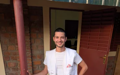 Florian Schweitzer auf seinem Einsatz im Tschad vor dem kürzlich fertiggestellten Büro.