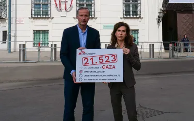 Laura Leyser, Geschäftsführerin und Marcus Bachmann, humanitärer Berater von Ärzte ohne Grenzen Österreich vor dem Bundeskanzleramt in Wien