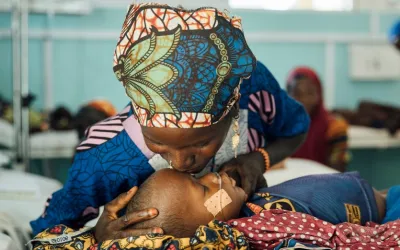 Laminou (2) mit ihrer Mutter Harsia in der Notaufnahme des District Hospital Magaria, Niger.