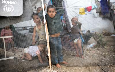 Kleine Kinder im Flüchtlingscamp Moria hinter einem Zaun.
