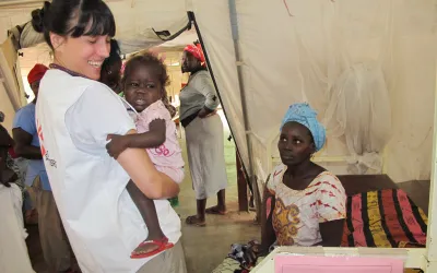 Yasmin Weber mit einer jungen Patientin 