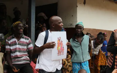 Kenema, Sierra Leone, März 2019: Im Dorf Bondayilahun klärt Gesundheitsberater Tamba Magnus Aruna mit Schautafeln über Gesundheitsprävention auf.