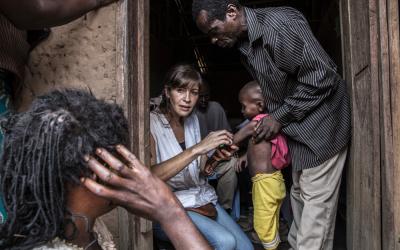 Demokratische Republik Kongo: Krankenschwester Maria Blanci untersucht ein mangelernährtes Kind