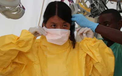 Joanne Liu (Internationale Präsidentin) in einem Ebola-Behandlungszentrum in Kailahun, Sierra Leone.