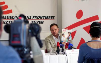 Mario Thaler präsentiert den Jahresbericht von Ärzte ohne Grenzen in Wien