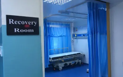 Aufwachraum der neu eröffneten chirurgischen Station im Traumazentrum von Ärzte ohne Grenzen im Regierungskrankenhaus in Ramtha. 