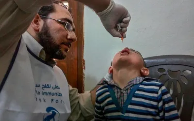 Dr. Hussein behandelt ein Kind in einem von Ärzte ohne Grenzen unterstützten Krankenhaus im Osten Aleppos. 