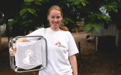 Insektenforscherin Jeanine Loonen mit einer Moskitofalle.