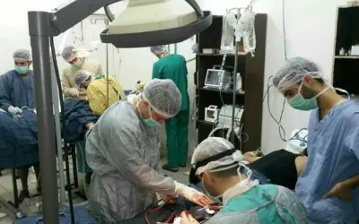 Ein junger syrischer Chirurg berichtet von seiner Arbeit in einem Behelfskrankenhaus im Osten von Damaskus. Das Spital ist eine von über 100 medizinischen Einrichtungen, die wir in Syrien unterstützen. 