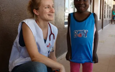 Sierra Leone: Clowns unterstützen die Aktivitäten von Ärzte ohne Grenzen in Kabala