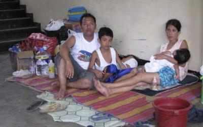 Philippinen 2009: Eine Familie in einem Evakuierungszentrum