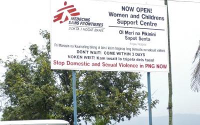 Papua Neu Guinea: Hinweisschild auf die Klinik von Ärzte ohne Grenzen in Lae
