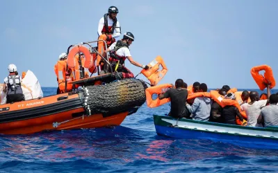 Seenot-Rettungsaktion in internationalen Gewässern vor der lybischen Küste / Mittelmeer