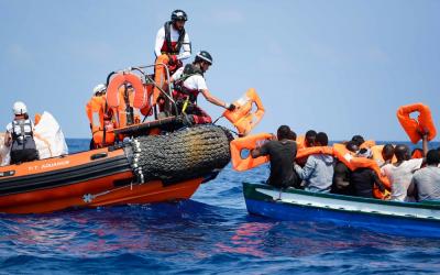 Seenot-Rettungsaktion in internationalen Gewässern vor der lybischen Küste / Mittelmeer