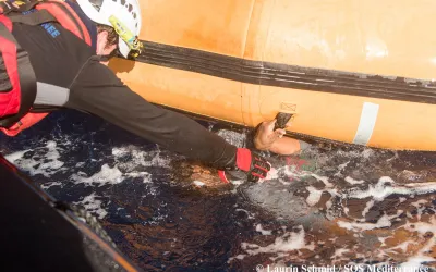 Dutzende Menschen schwammen bereits im Meer, als die „Aquarius“ sie gegen 9.30 Uhr erreichte.