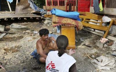 Ein Psychologin spricht in der Nähe von Padang Alei mit einem Überlebenden des Erdbebens.