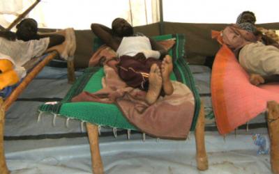 Verwundete Patienten liegen auf Bahren nachdem sie von Ärzte ohne Grenzen in einem örtlichen Krankenhaus in Tissi behandelt wurden.