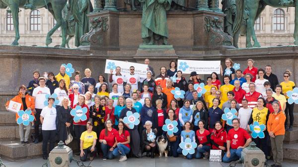 Vertreterinnen und Vertreter gemeinnütziger Organisationen bedanken sich gemeinsam für Testamentsspenden für gemeinnützige Zwecke.