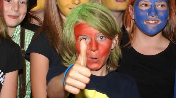 "Dreibein trifft Zweibein" - Theaterstück