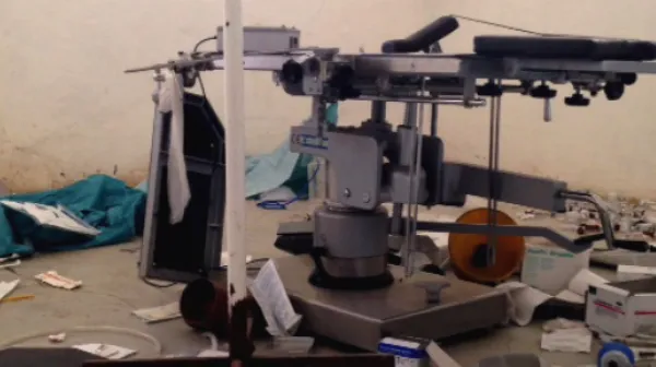 Südsudan: Ein zerstörter Operationstisch und verstreute chirurgische Instrumente im geplünderten Operationssaal des Krankenhauses von Ärzte ohne Grenzen in Leer.