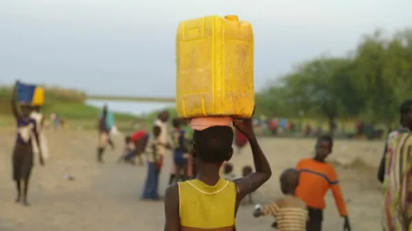 Zehntausende Menschen fliehen nach Awerial
