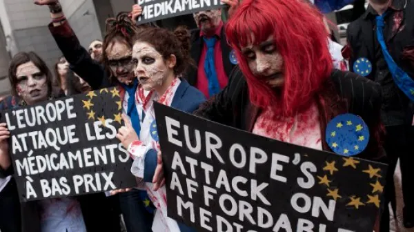 AktivistInnen beim Flashmob vor dem Europäischem Parlament.