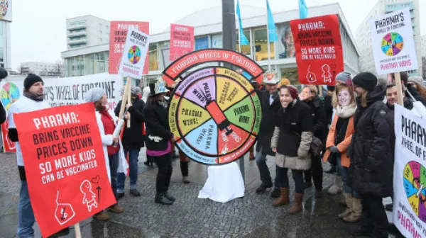 MitarbeiterInnen von Ärzte ohne Grenzen demonstrieren zum Auftakt der Geberkonferenz am Berliner Alexanderplatz gegen überhöhte Impfpreise
