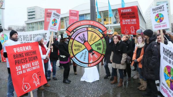 MitarbeiterInnen von Ärzte ohne Grenzen demonstrieren zum Auftakt der Geberkonferenz am Berliner Alexanderplatz gegen überhöhte Impfpreise