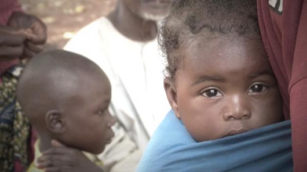 Kinder vor dem von Ärzte ohne Grenzen unterstützten Gesundheitszentrum.
